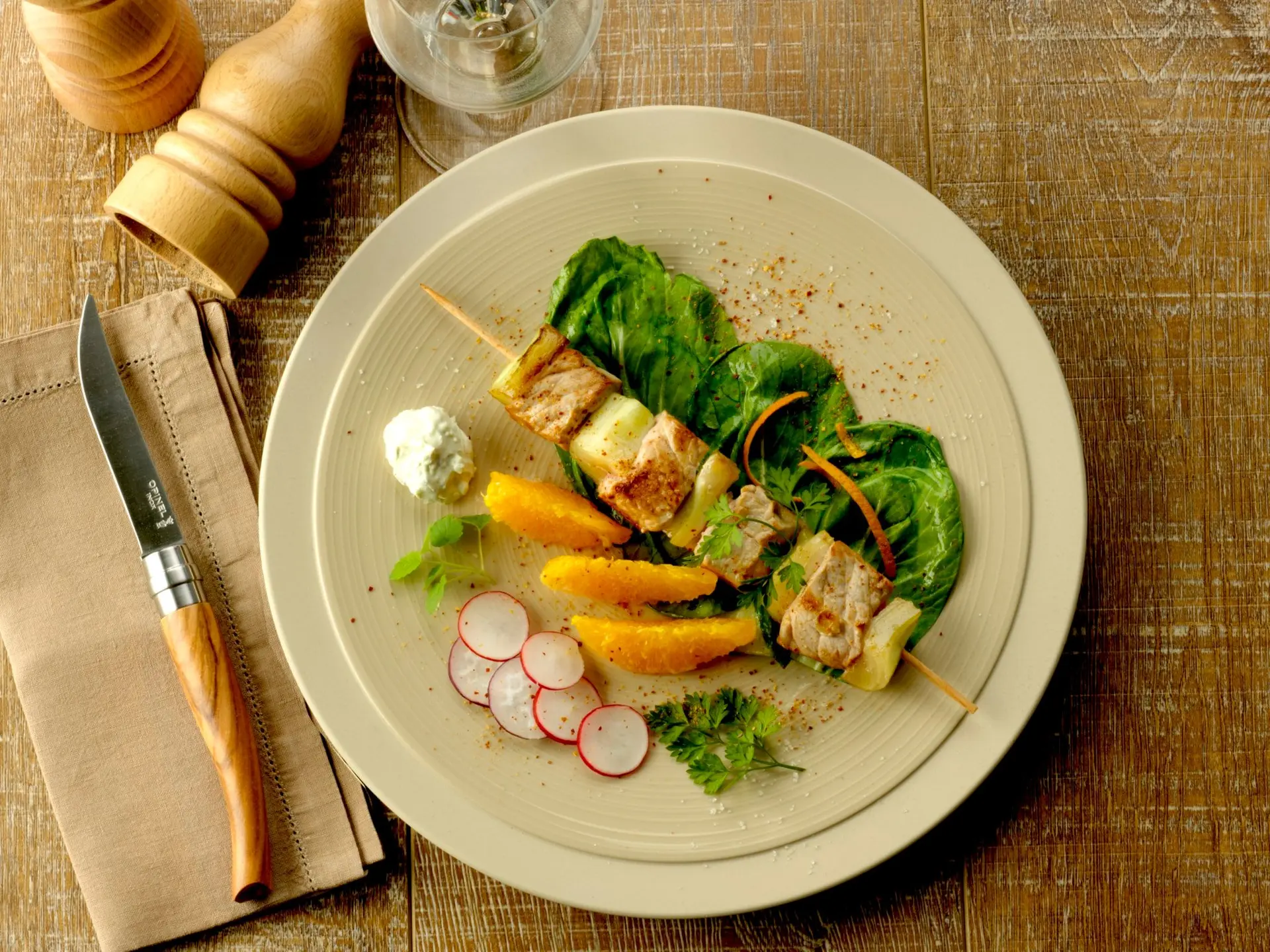 Brochettes de porc au fenouil et à l'orange, vert de blette