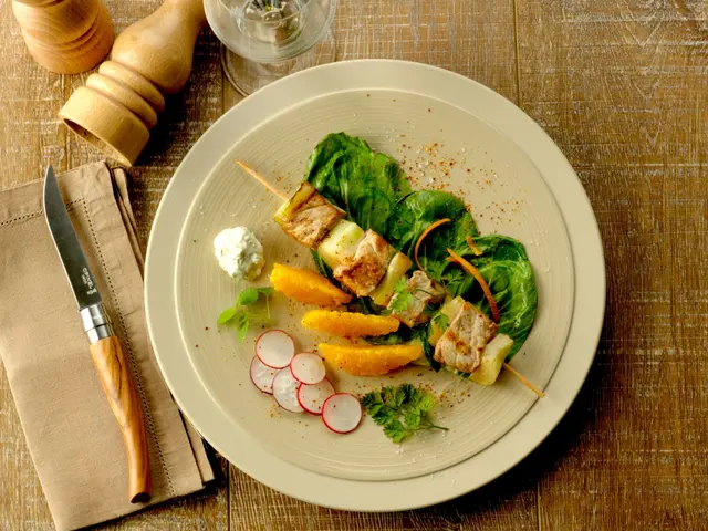 Brochettes de porc au fenouil et à l'orange, vert de blette