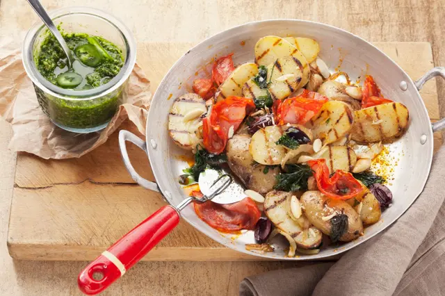 Pommes de terre au chorizo accompagnés de salsa verde