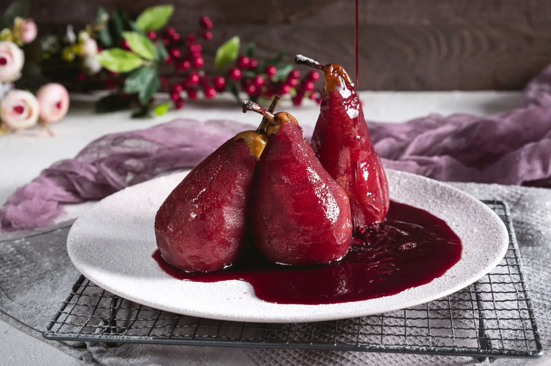 Poires pochées au vin rouge et aux épices