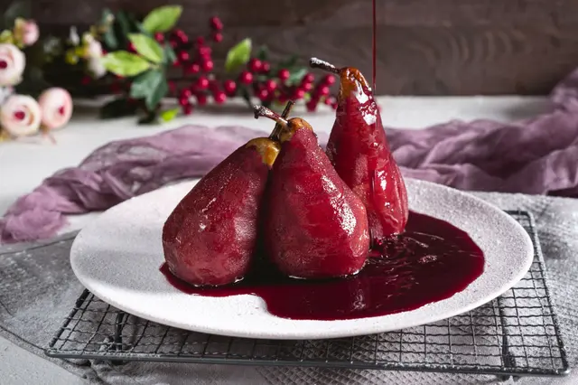 Poires pochées au vin rouge et aux épices