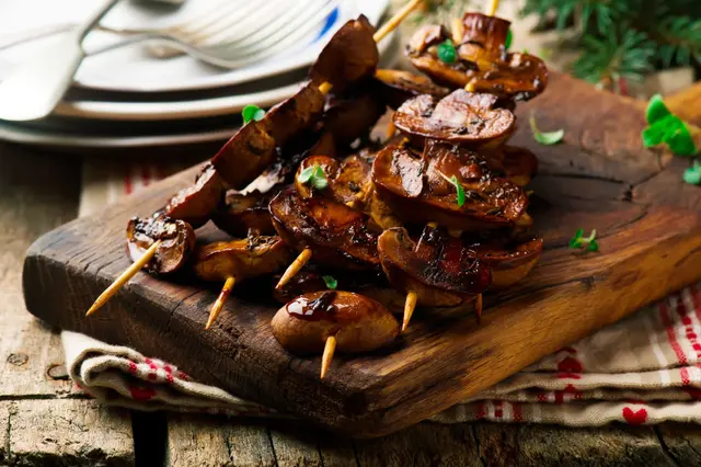 Brochettes de champignons grillés au vinaigre balsamique