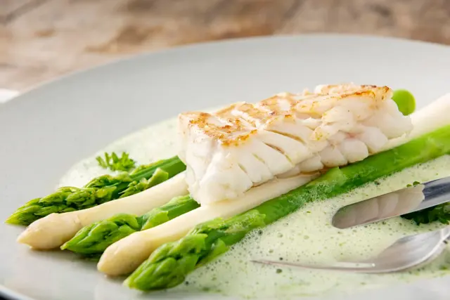 Cabillaud aux asperges, écume d’herbes fraîches