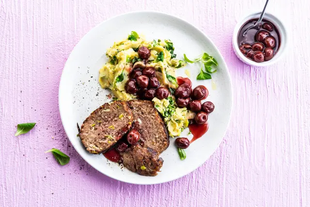 Pain à l'agneau, cerises acides et purée à la mâche