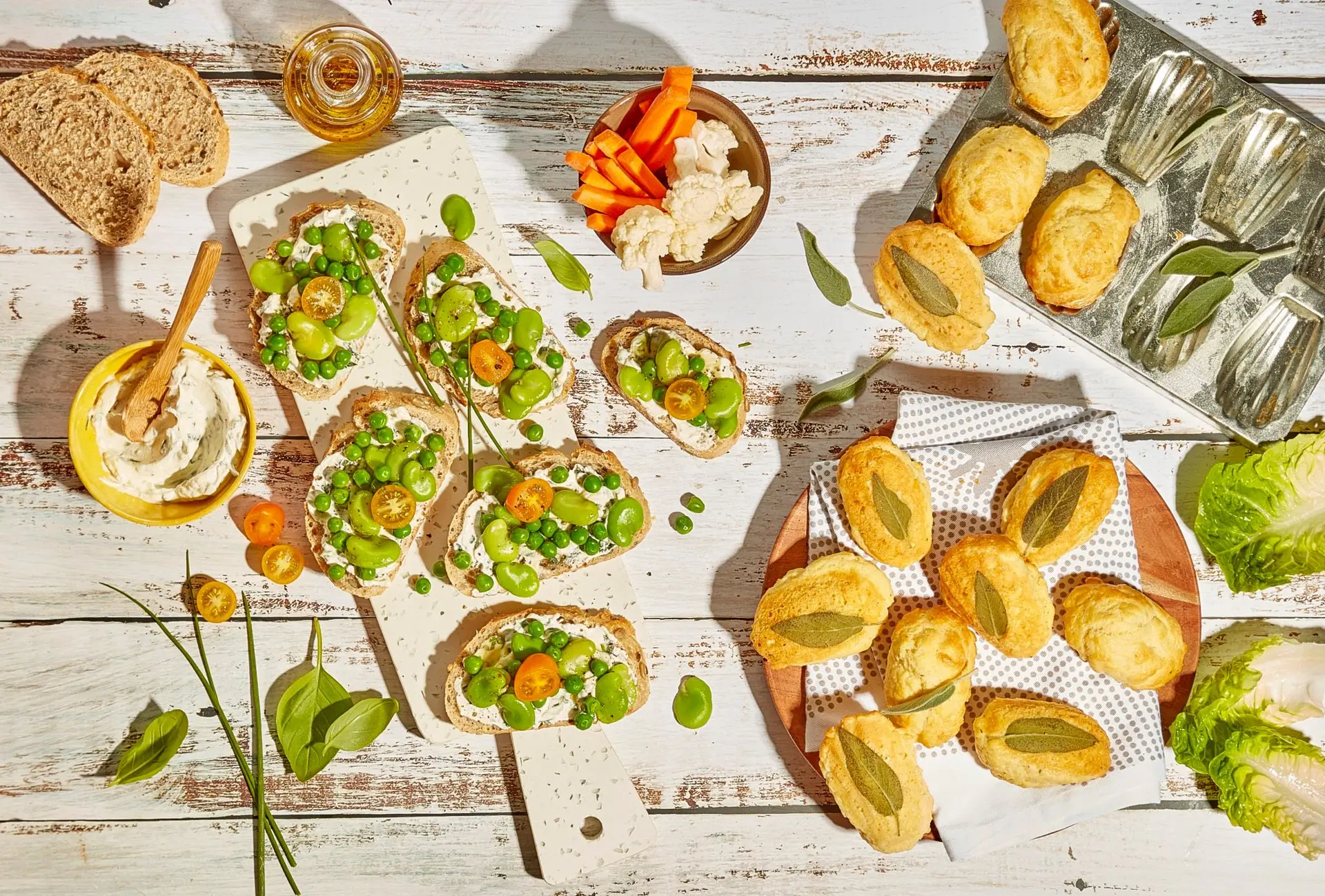 Tartines au chèvre frais, fèves et petits pois & madeleines au parmesan et à la sauge