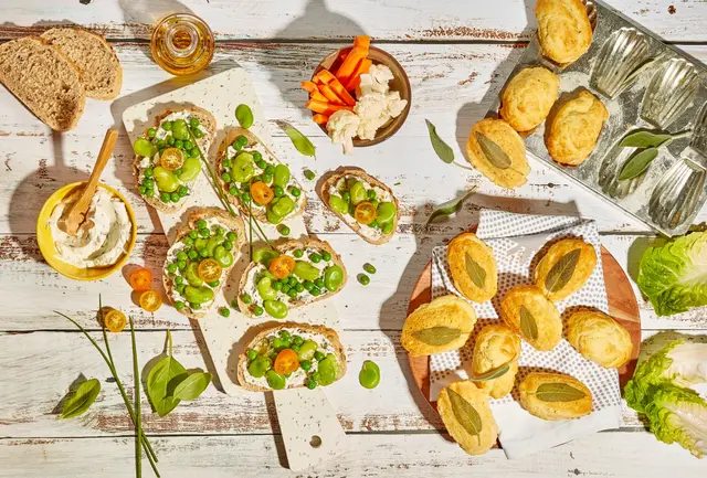 Tartines au chèvre frais, fèves et petits pois &amp; madeleines au parmesan et à la sauge