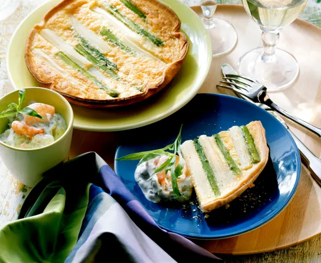 Quiche aux asperges en pâte feuilletée, avec une trempette aux crevettes