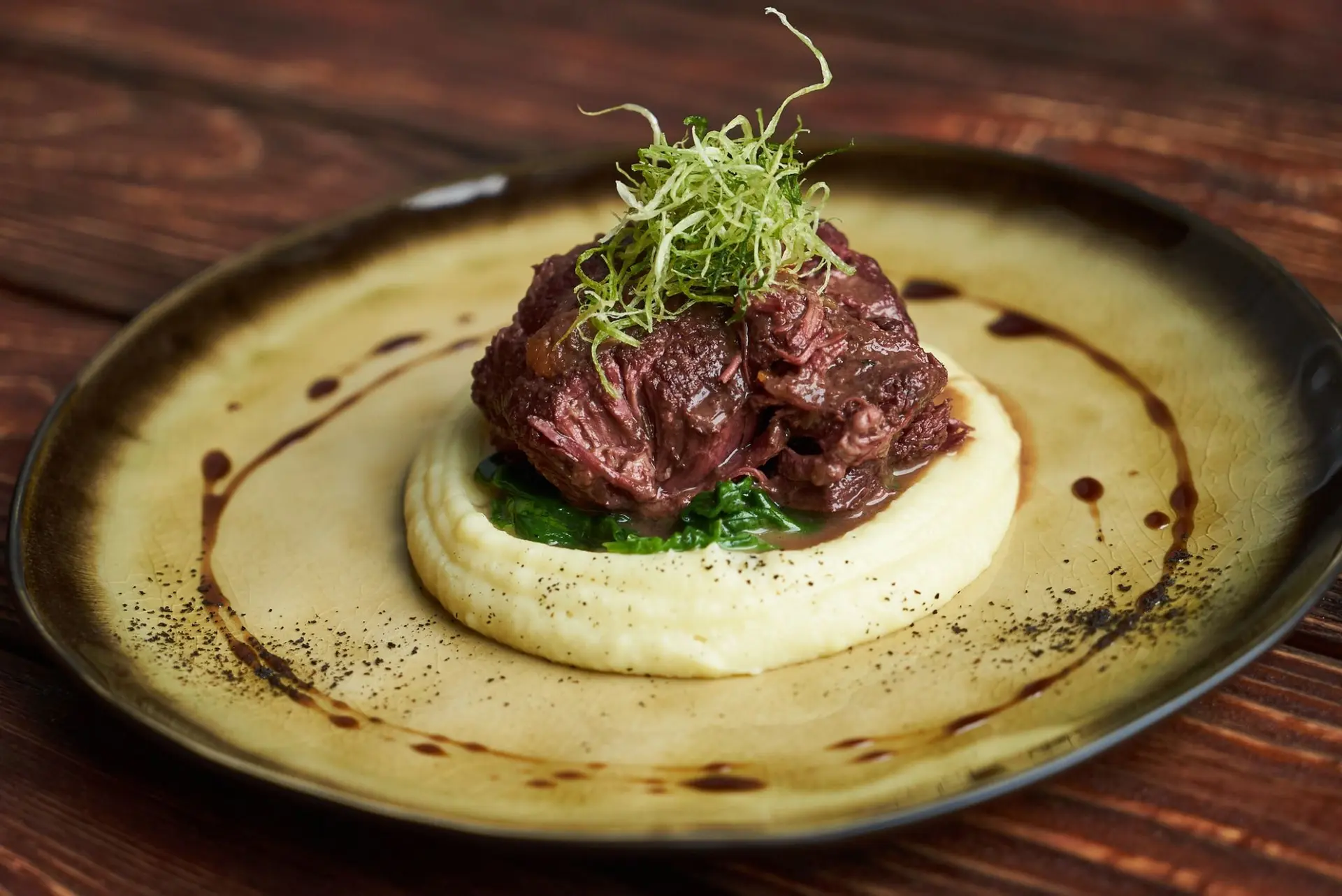 Bœuf braisé au vin rouge, purée de pommes de terre et pousses d’épinards