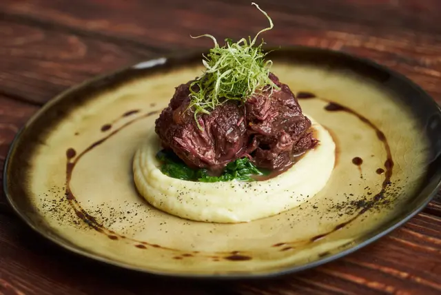 Bœuf braisé au vin rouge, purée de pommes de terre et pousses d’épinards