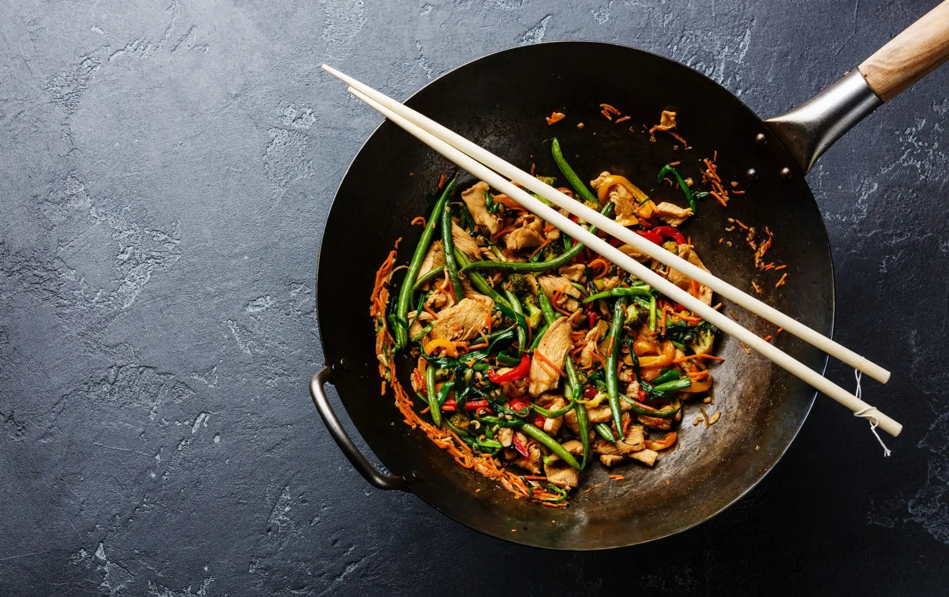 Recette de wok au poulet sauté et haricot vert