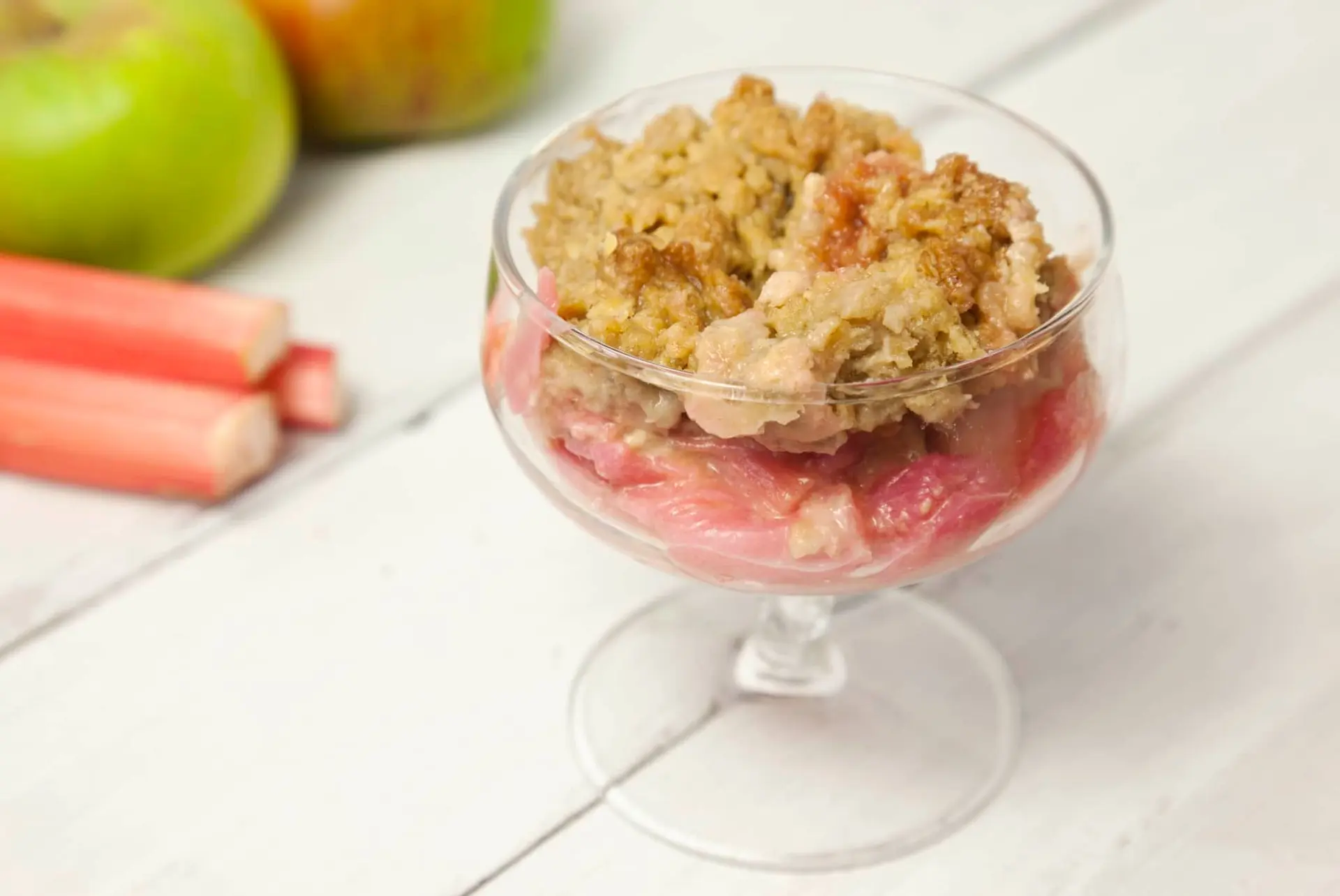 Crumble à la rhubarbe et aux pommes