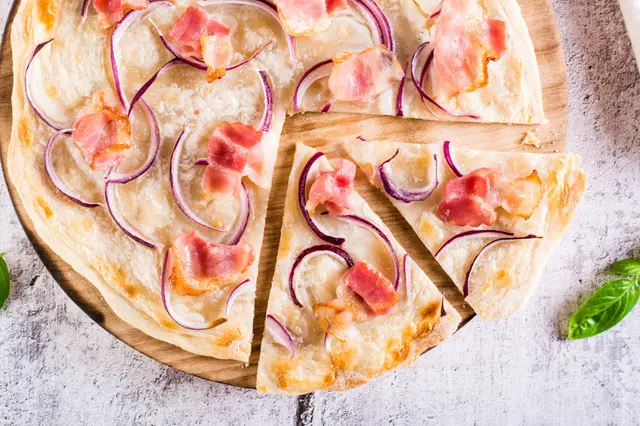 Flammkuchen avec fromage à la crème, oignon rouge et bacon