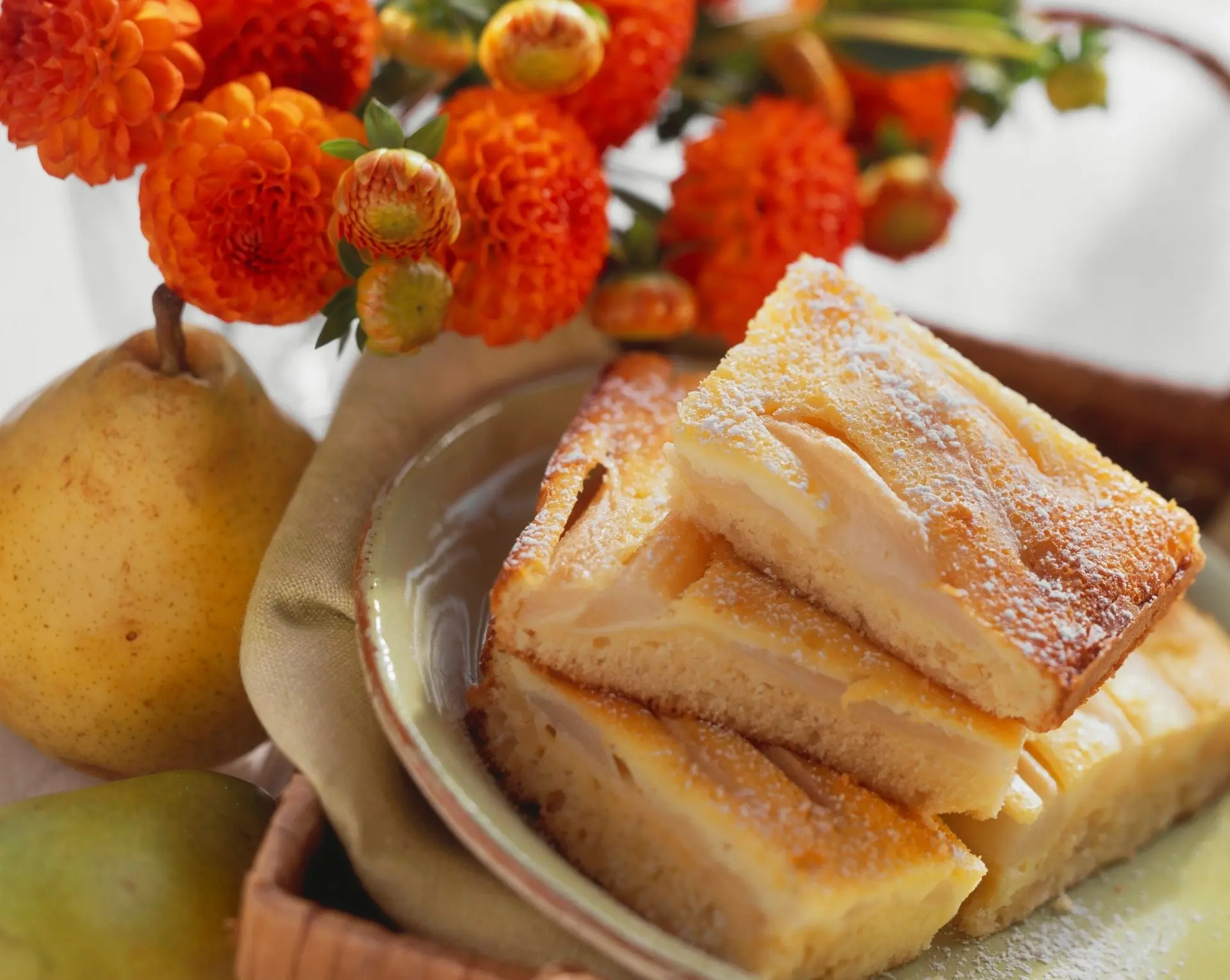 Gâteau aux poires nappé de crème fraîche