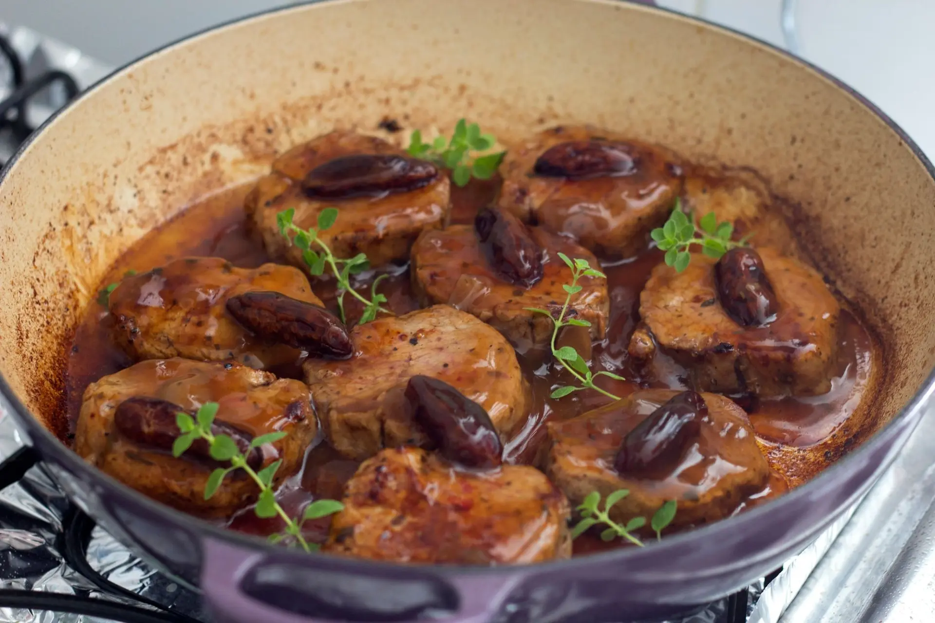 Filet mignon aux dates et sauce aux herbes aromatiques