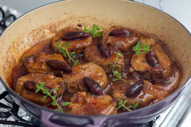 Filet mignon aux dates et sauce aux herbes aromatiques