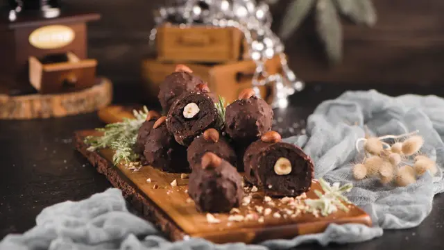 Truffes au chocolat noir aux noisettes