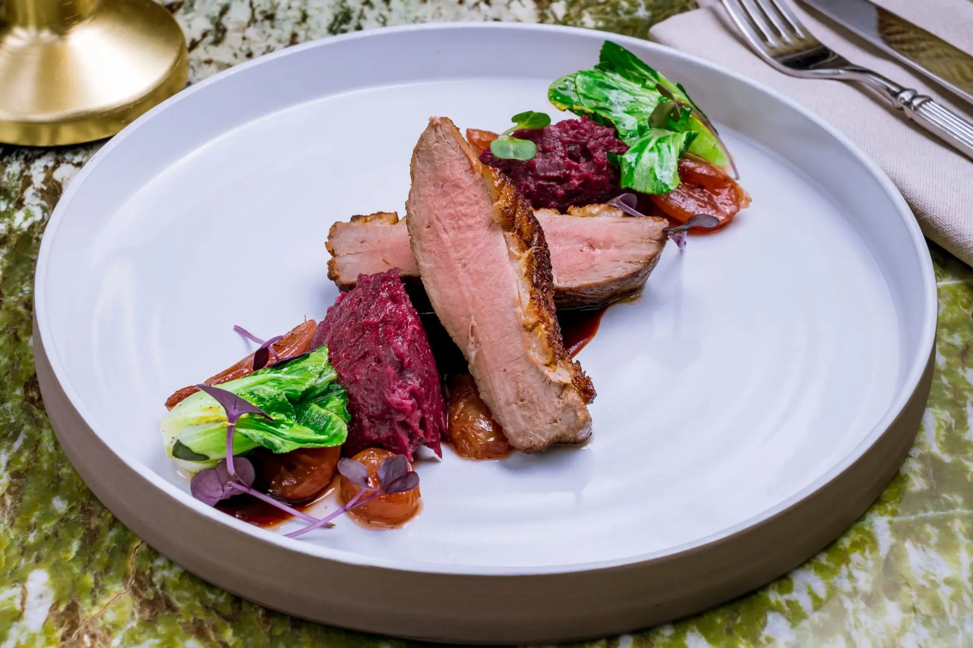 Magret de canard, sauce aux baies rouges et chou rouge braisé