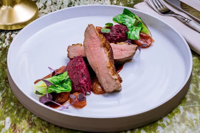 Magret de canard, sauce aux baies rouges et chou rouge braisé