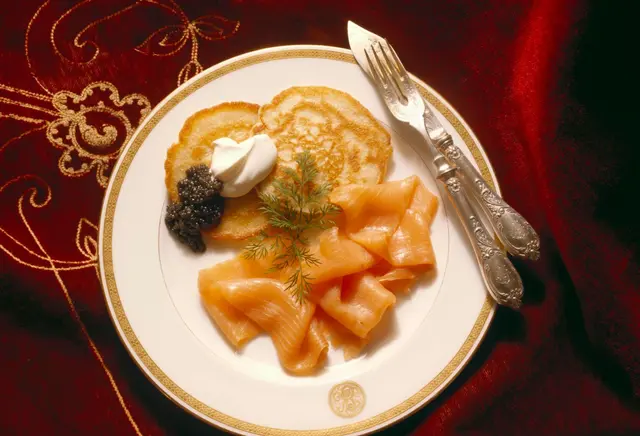 Blinis au saumon fumé, crème fraîche et caviar