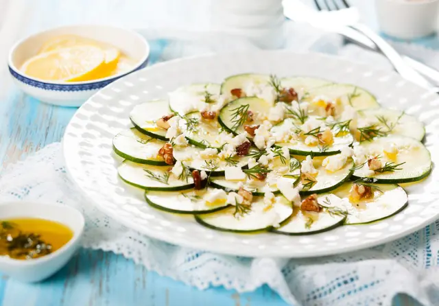 Recette de carpaccio de courgettes à la féta et noix