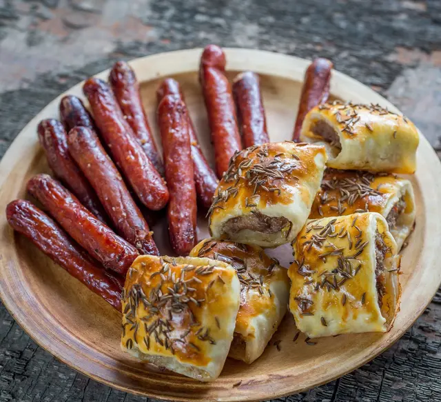 Rouleaux de saucisses grillées
