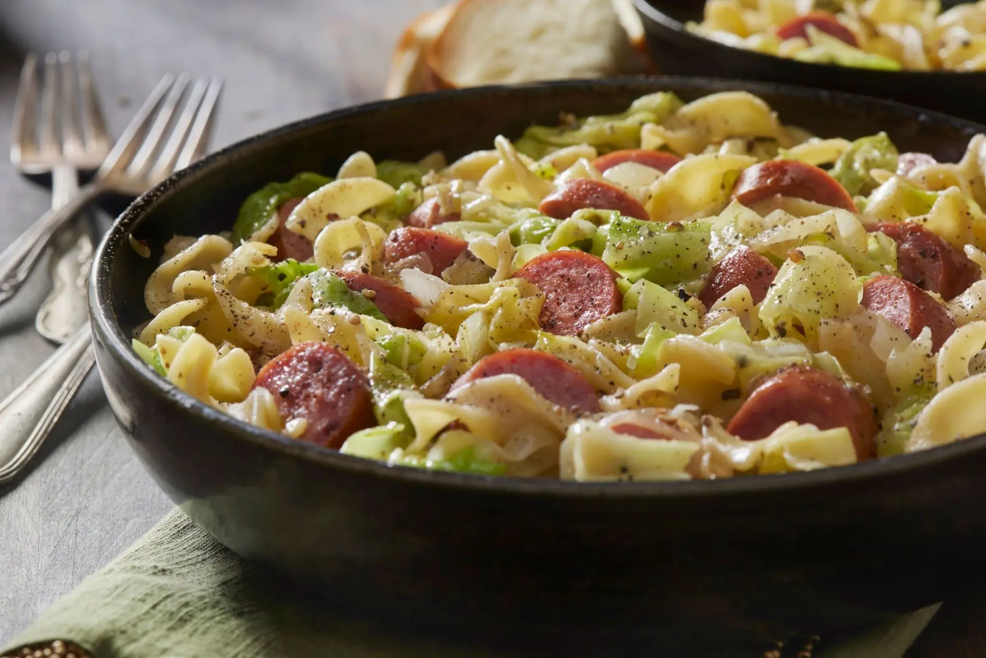 Haluska - chou frit et nouilles avec saucisse Kielbasa