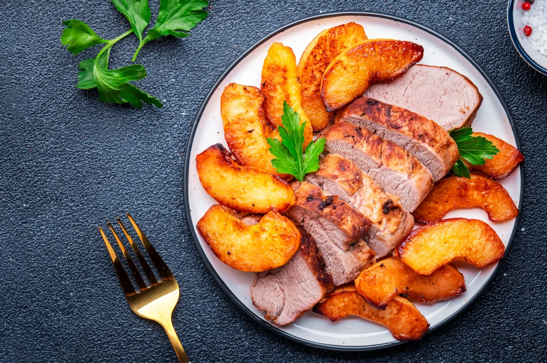 Filet de porc cuit au four avec tranches de coing ou pomme
