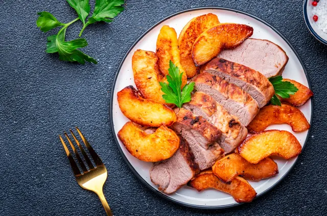 Filet de porc cuit au four avec tranches de coing ou pomme