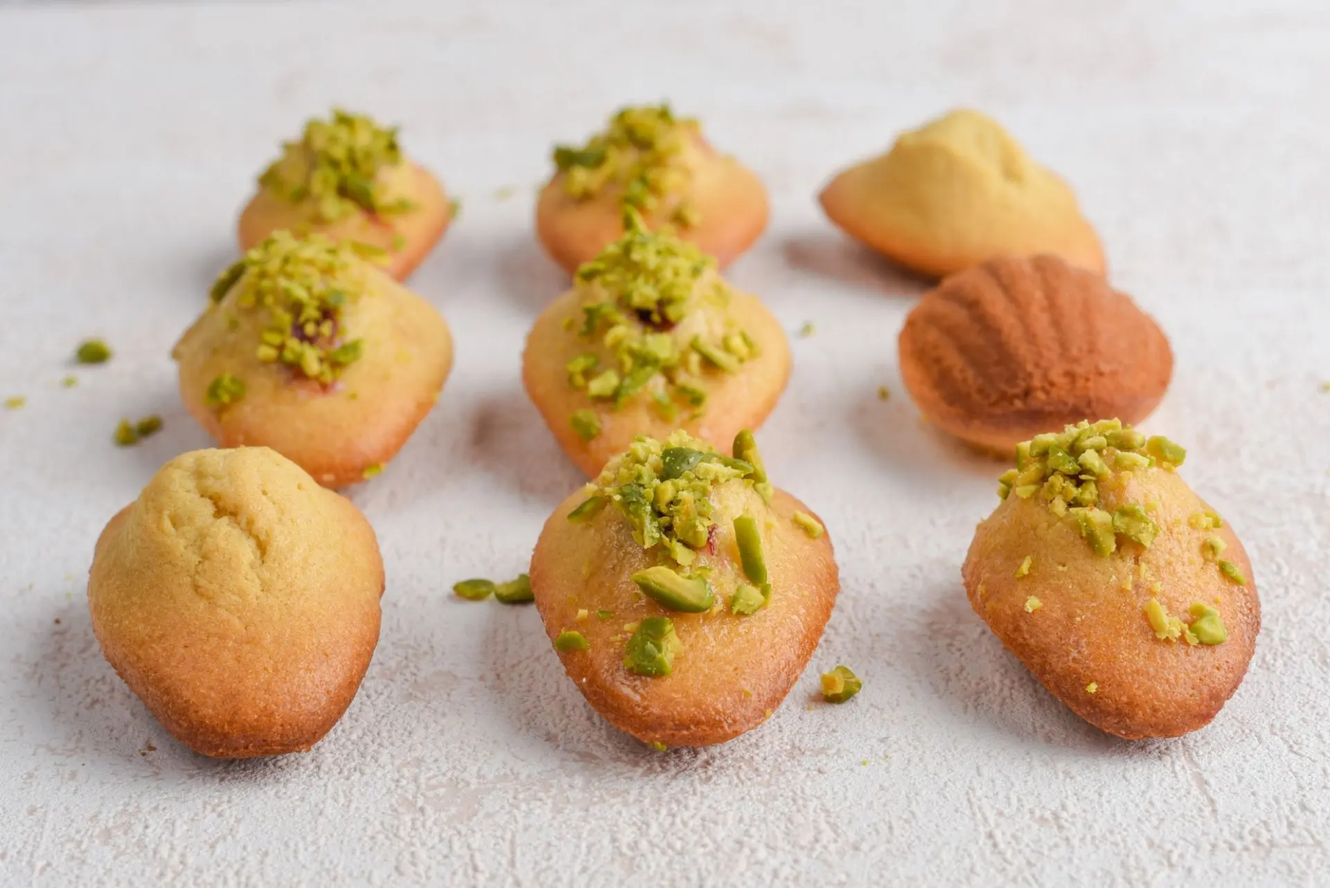 Madeleines aux pistaches et confiture de cerises