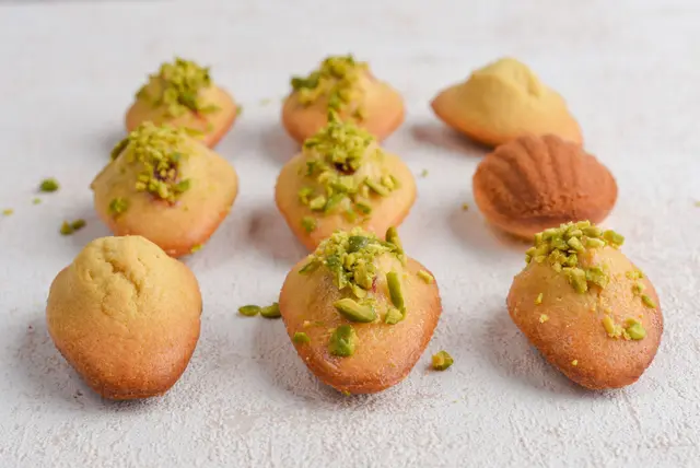 Madeleines aux pistaches et confiture de cerises