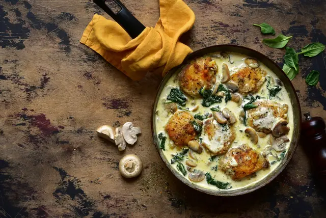 Recette cuisses de poulets à la sauce à la crème avec champignons et épinards