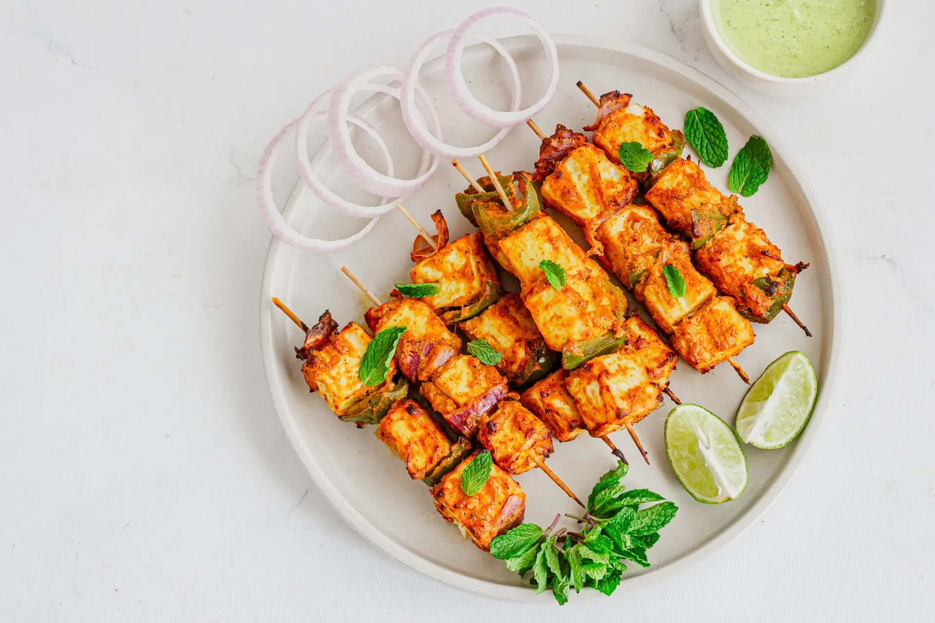 Brochettes de Paneer Tikka avec oignon, citron et chutney vert