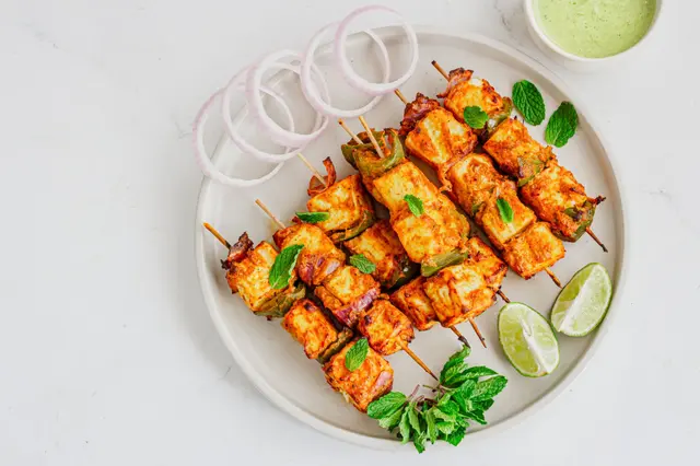 Brochettes de Paneer Tikka avec oignon, citron et chutney vert