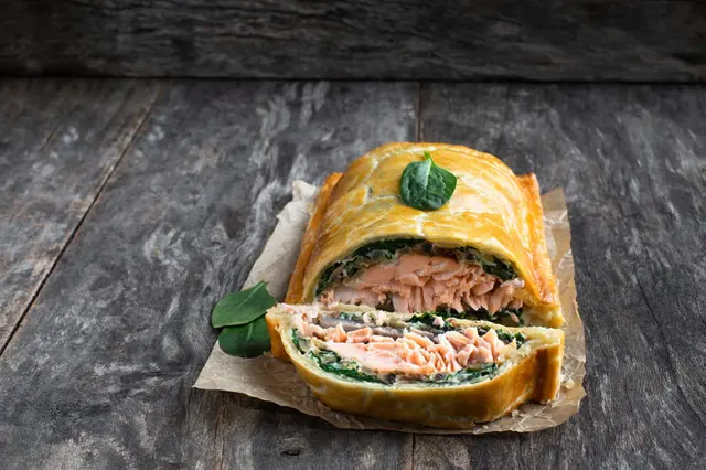 Wellington de saumon avec épinards et champignons