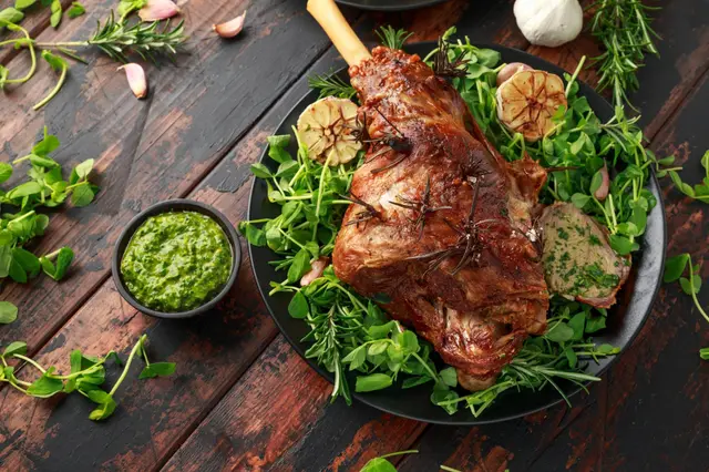 Cuisse d’agneau rôtie au romarin, ail et sauce à la menthe