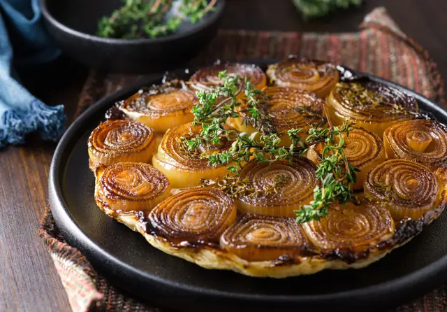 Tarte Tatin d’oignons caramélisés au thym