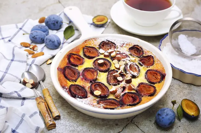 Clafoutis (flan) aux prunes rouges