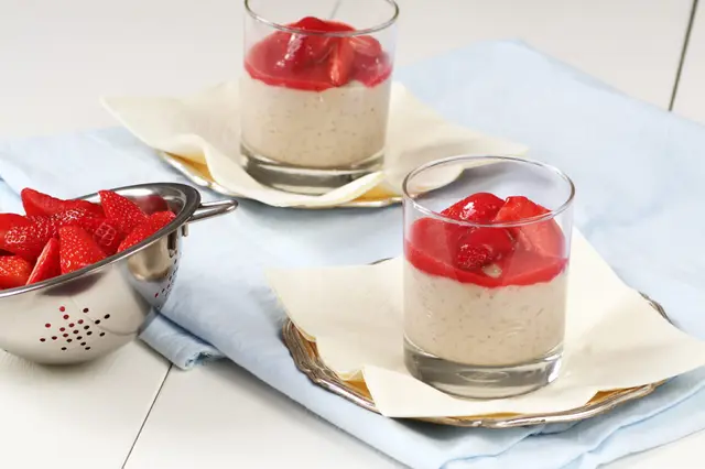 Riz au lait à la noix de coco avec coulis de fraise