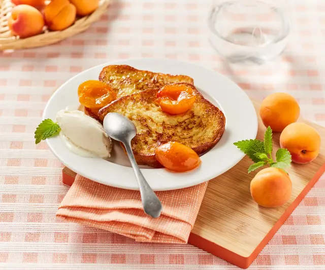 Brioche perdue aux abricots rôtis et glace à la vanille