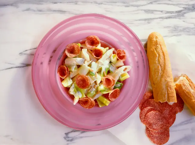 Salade de poireaux au salami et graines de tournesol