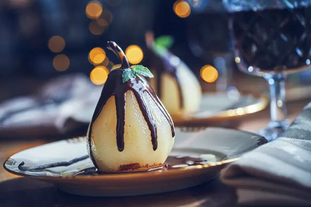 Poires pochées au sirop de citron à la vanille glacée au chocolat noir