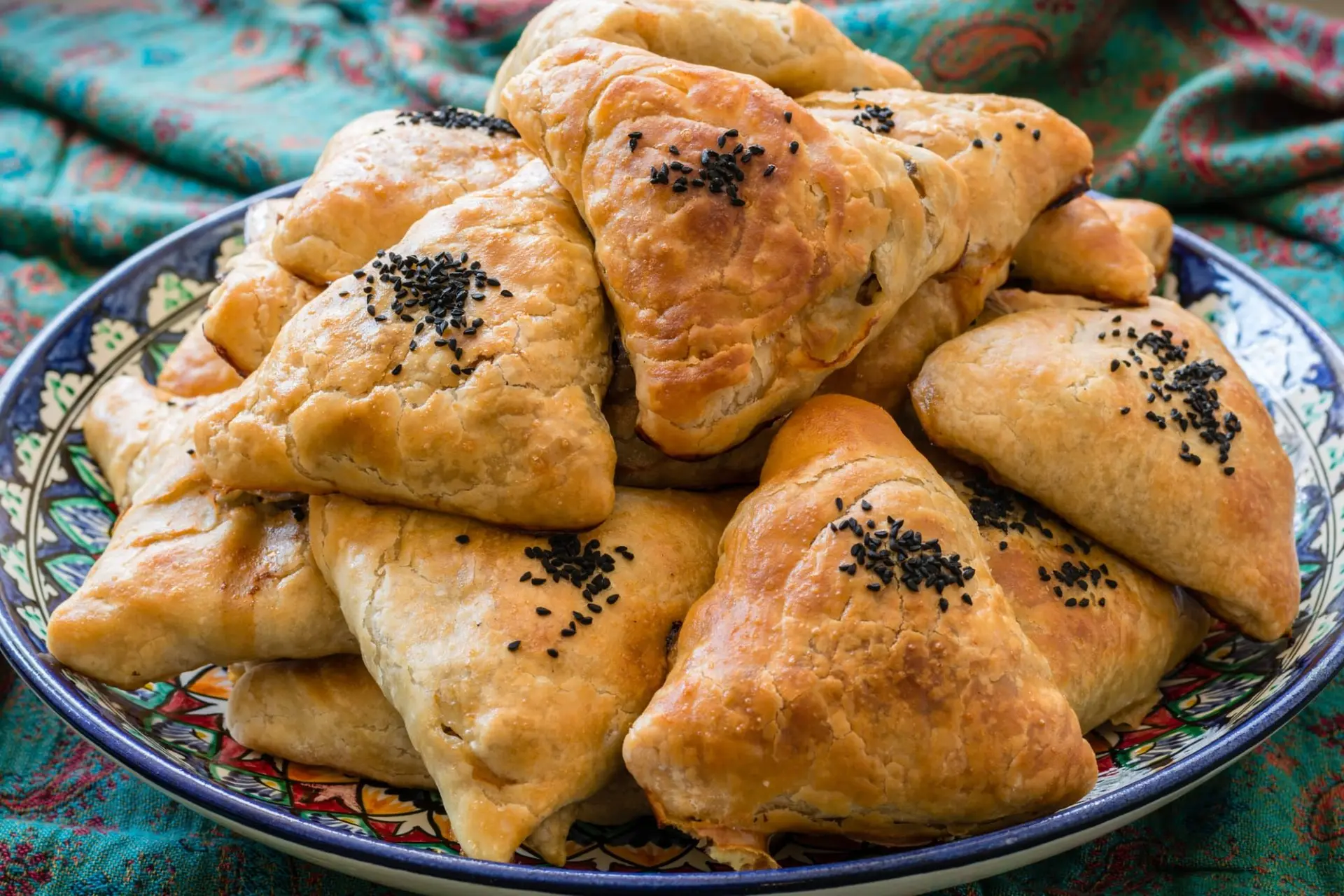 Samsa ou Sambousak farcis à la viande hachée, au fromage ou aux légumes