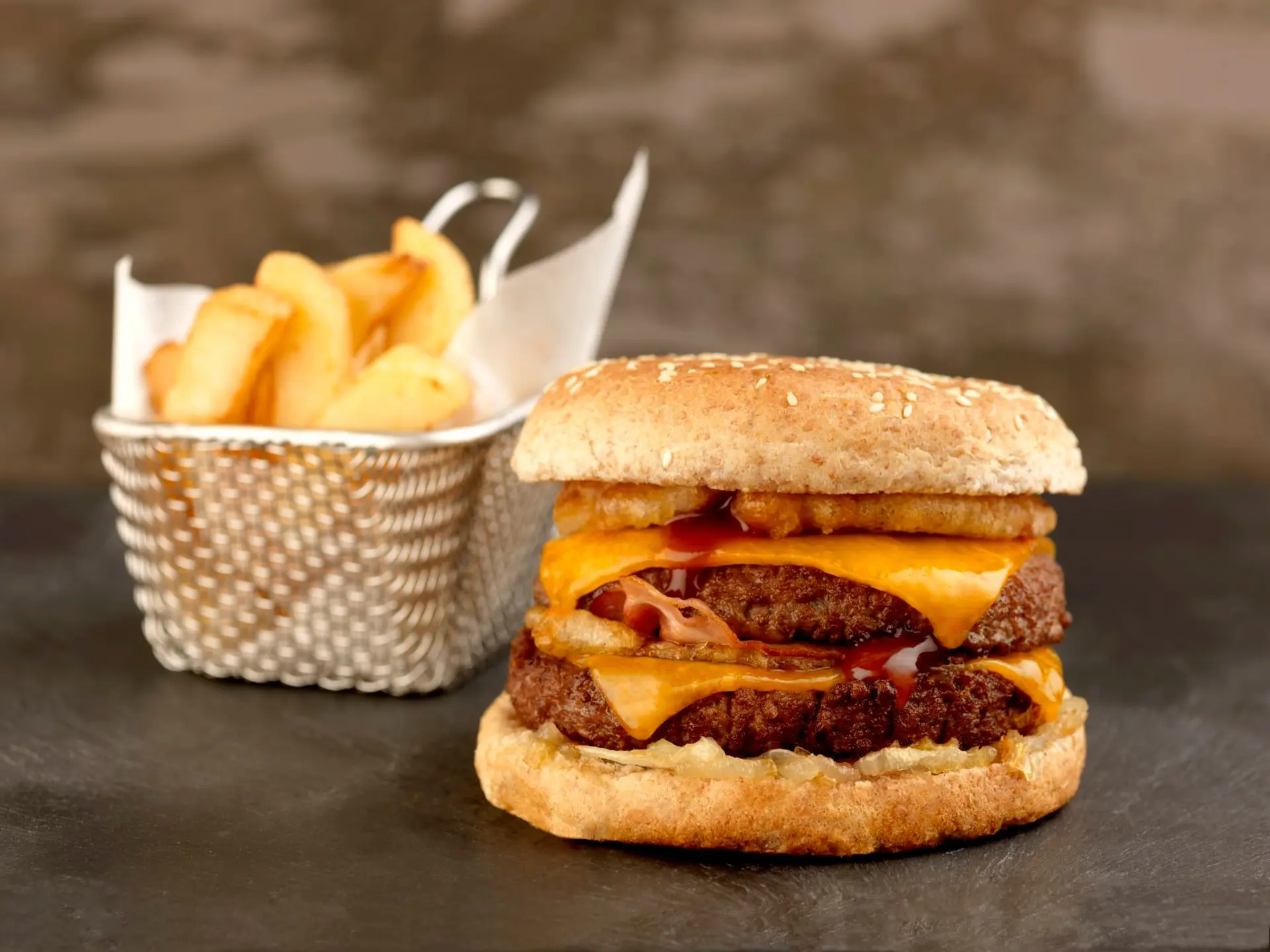 Double burger au bacon et galettes de pomme de terre, frites