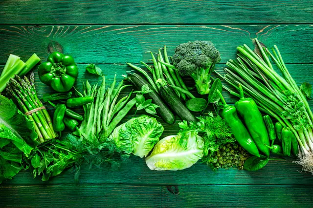 Bicarbonate dans l’eau de cuisson : l’astuce pour des légumes verts éclatants
