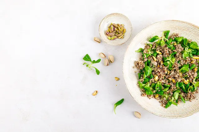 Salade de quinoa, mâche et pistaches