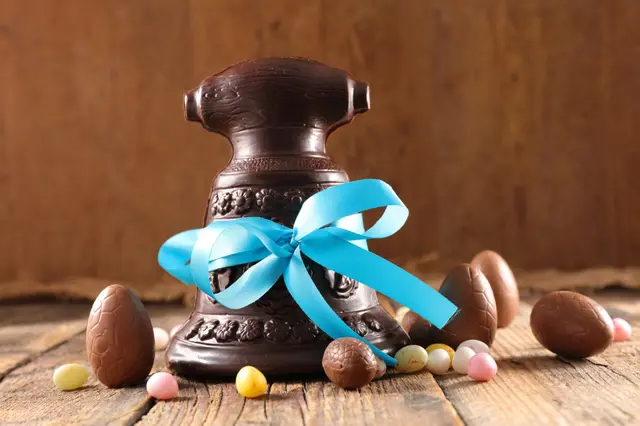 Pâques : cloches, chocolat et agneau – de l’Antiquité à nos tables aujourd’hui
