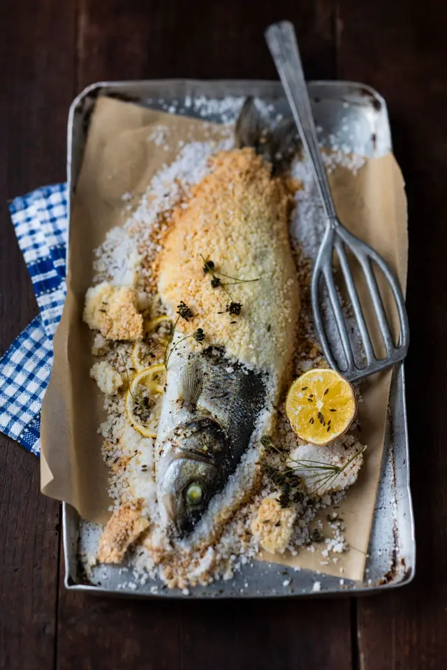 Bar en croûte de sel au citron et aux graines de fenouil