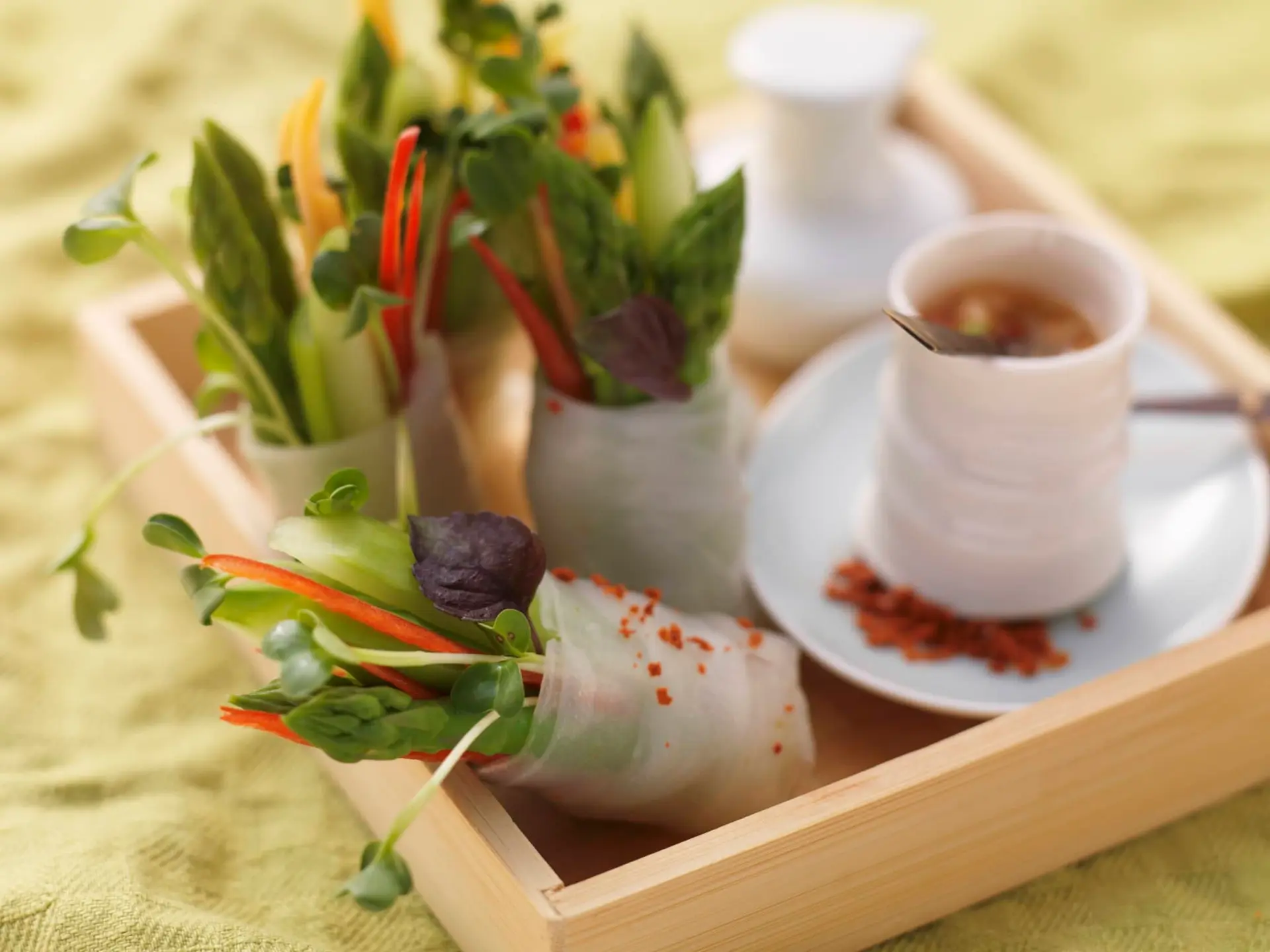 Rouleaux de printemps aux asperges, cresson et légumes croquants, sauce chili