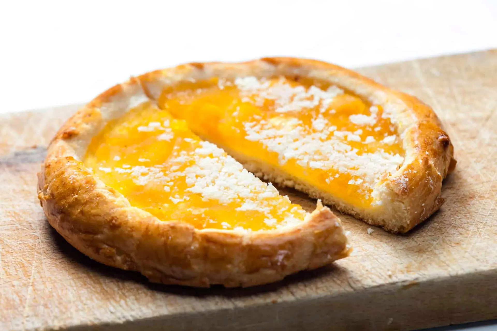 Tarte tchèque traditionnelle fourrée à la confiture d'abricots