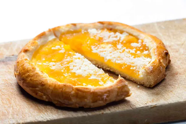 Tarte tchèque traditionnelle fourrée à la confiture d'abricots